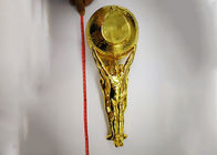 Tasse faite sur commande de trophée plaquée par or brillant avec la statue tenant la conception de boule