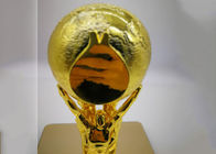 Tasse faite sur commande de trophée plaquée par or brillant avec la statue tenant la conception de boule