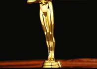 La récompense de position en métal met en forme de tasse le type bas en bois de trophées pour le logo fait sur commande d'figure admis
