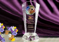 Récompenses adaptées aux besoins du client à extrémité élevé de trophée de verre cristal avec le lustre coloré Eagle