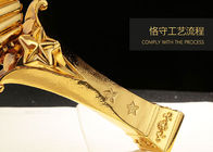 Tasse de trophée de résine plaquée par or brillant pour le logo fait sur commande de gagnants admis