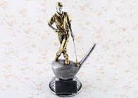 Les Anglais ouvrent le trophée de boule de golf de championnat avec des figurines de golf en métal