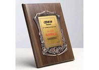 La plaque en bois commémorative de bouclier 930 grammes conçoivent la décoration en fonction du client en métal pour des récompenses