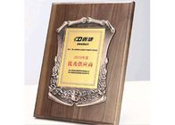 La plaque en bois commémorative de bouclier 930 grammes conçoivent la décoration en fonction du client en métal pour des récompenses