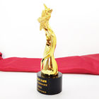 la tasse de trophée d'or d'OEM de récompense d'étoile de dessus de résine a adapté Logo Texts aux besoins du client