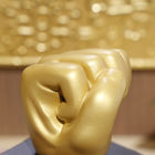 Décoration d'or de bureau de tasse de trophée de résine du poing 9cm de récompense de match de boxe