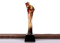 Le trophée fait sur commande de forme classique de pilier, récompense colorée de lustre met en forme de tasse des trophées