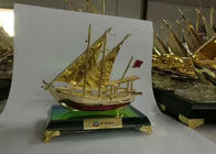 Metal les souvenirs culturels arabes d'alliage/modèle Arabe de bateau de pêche avec la base en cristal