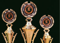 Le sportif attribuant la récompense en plastique met en forme de tasse des trophées, trophée de tasse de sports plaqué par or