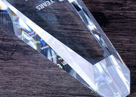 La tasse en cristal en verre de trophée attribue la taille adaptée aux besoins du client par tasse avec le logo de sablage