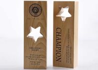 Gravure de tasse de trophée/récompenses faites sur commande en bois de conception d'étoile logo de Lasing pour le personnel