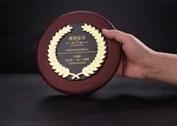 La récompense ronde met en forme de tasse des trophées, logo gravé par 3d de tasse de trophée personnalisé par bois de noix