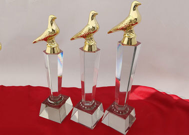 Tailles en cristal de la tasse trois de trophée de logo fait sur commande facultatives avec le pigeon de résine
